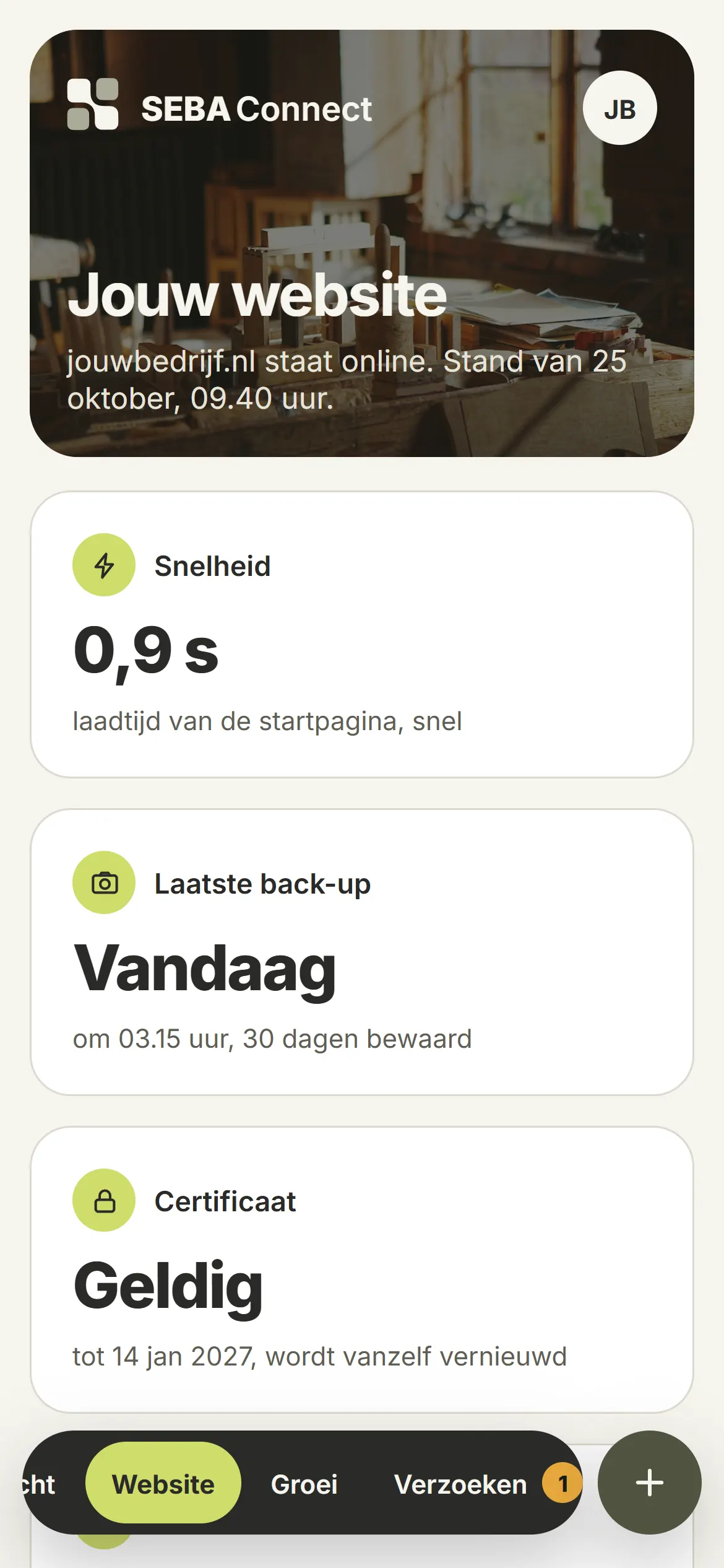 Het websitescherm van het klantportaal: snelheid, laatste back-up en certificaat, met de website ernaast.